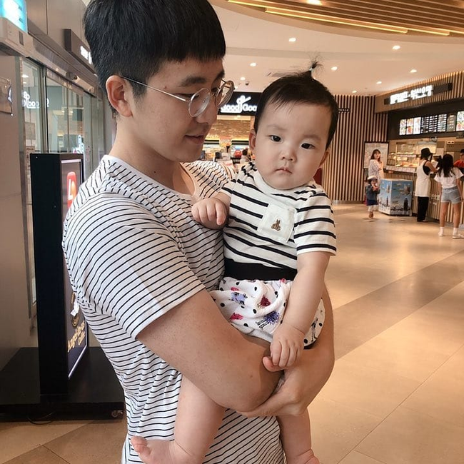 这一≯金志锡大晒女儿萌萌日常〔¨韩国〕 世界冠军化身超级奶爸