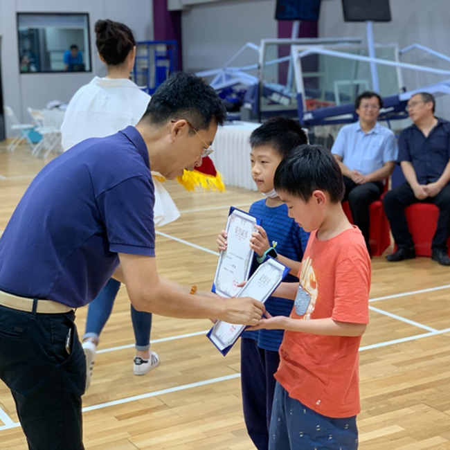 俞彪局长亲切颁奖，勉励孩子们更上一层楼