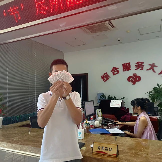 大奖得主展示彩票