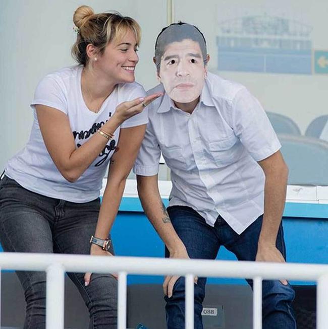 马拉多纳单身了!与28岁女友分手 世界杯这一吻