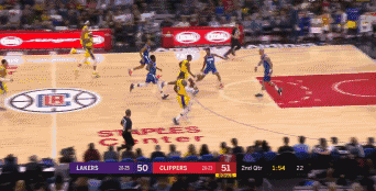 詹姆斯强硬上篮