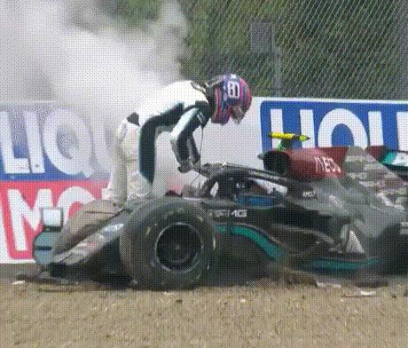 博塔斯认为错都在拉塞尔所以向对方竖了中指