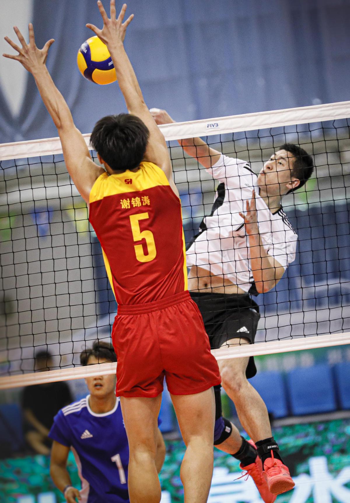 6月19日,第十四届全运会男子排球青少年组9-12名决赛潍坊赛区迎来第