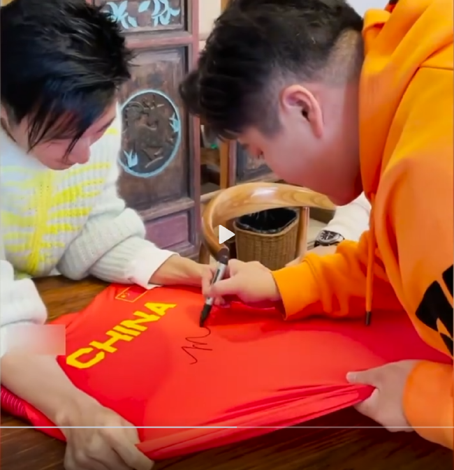 谢霆锋请巩立姣签名，像极了追星的我