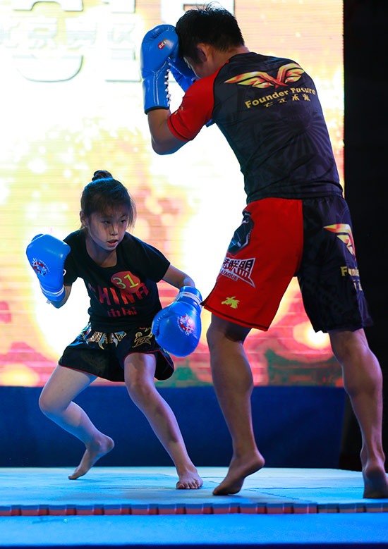 对抗MMA亚锦赛冠军郑晓亮-8岁搏击女孩丝毫不怵