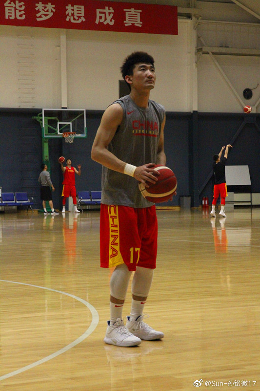 孙铭徽晒集训照片视觉告诉你们我胖了吗