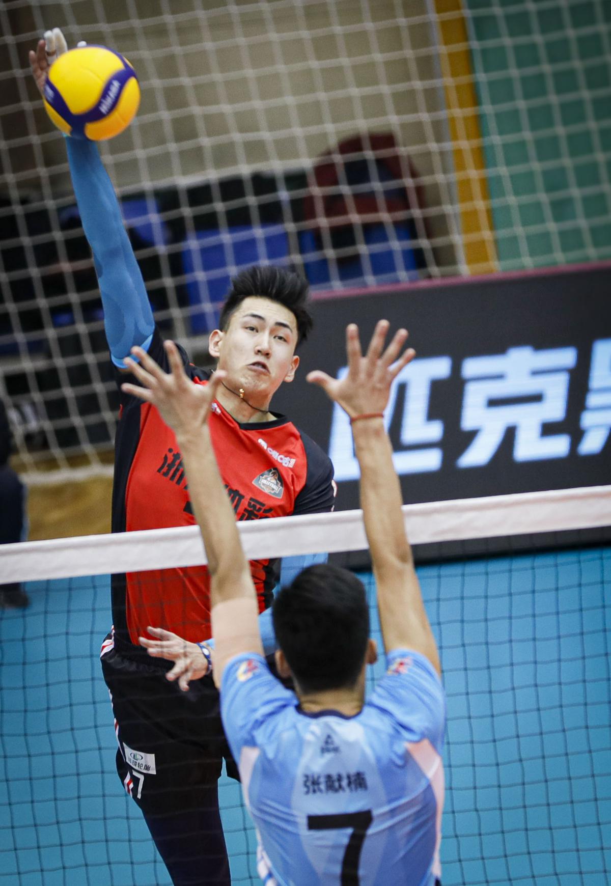 浙江男排的首发阵容为主攻张景胤,金志鸿,二传王智儒,接应张冠华,副攻