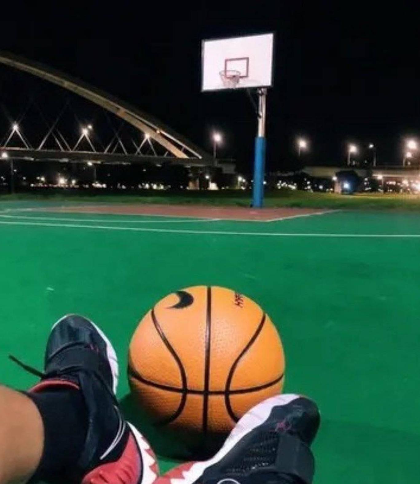 罗志祥深夜现身篮球场打球 略显落寞