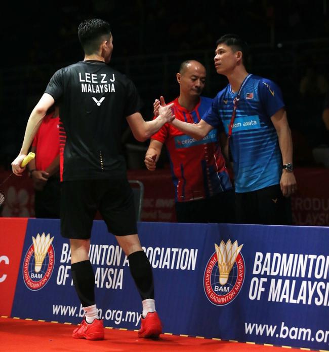 大马羽总会长诺萨希望印尼籍教练叶诚万（中）能在东京奥运会之前助大马男单新星李梓嘉（左）跻身世界排名前5位