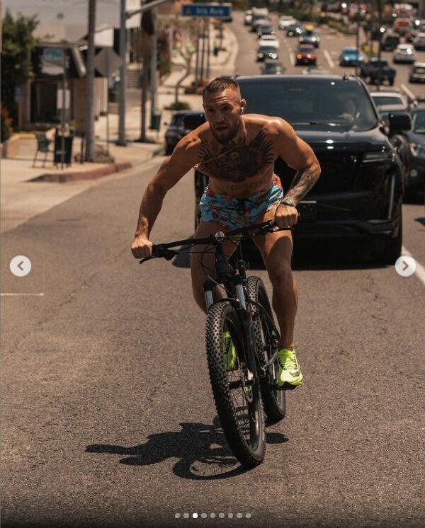 康纳最近连续在社交媒体上发布训练照片,举杠铃和哑铃的力量训练,看