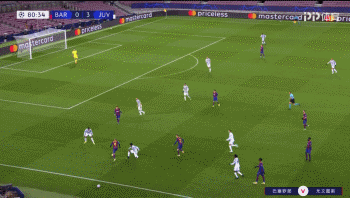 比赛末段，C罗还断了梅西脚下球