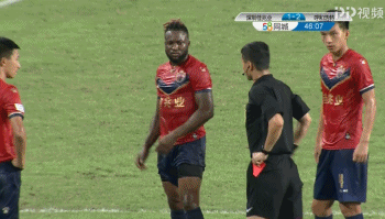叶楚贵被重新请回场内红牌改判为黄牌