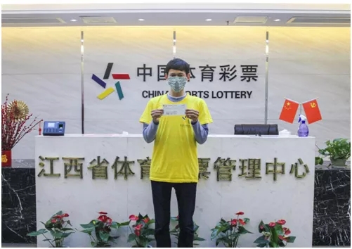 小伙自信选号揽排列五210万 戴简单口罩兑奖