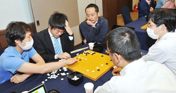 2015年韩国Mers疫情之下，日本棋手在LG杯16强佩戴口罩进行对局和复盘