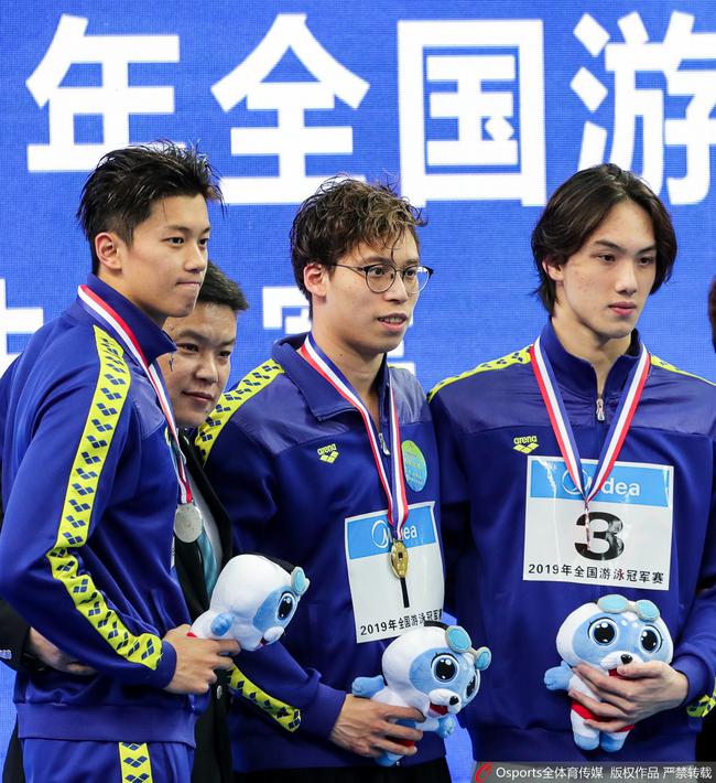 李朱濠获得男子100米蝶泳金牌