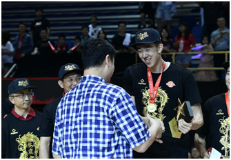 随着王少杰从姚明手里接过本届联赛MVP奖杯，第21届CUBA中国大学生篮球联赛落下帷幕。