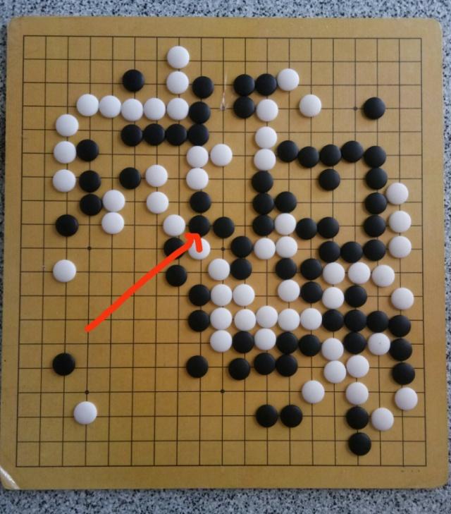 当黑129分断白棋之后，白棋中腹大龙以及右边大龙已死。