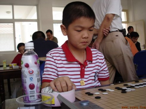 少年柯洁另外有意思的是,范闲小时候一直被五竹揍,虽然目的是为了练