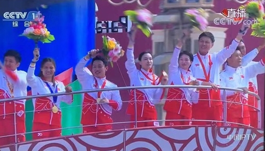 彩车上的奥运冠军们