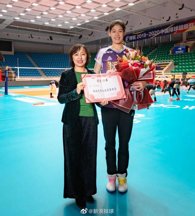 齐齐哈尔市妇女联合会主席王宏镝和国家女排运动员李盈莹