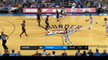 威少喂亚当斯吃饼