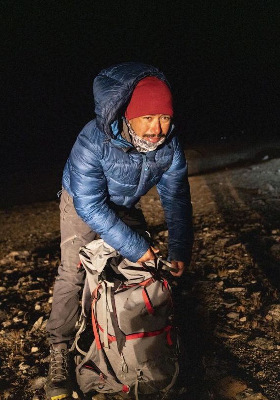10月30日，返回希夏邦马峰大本营后，尼泊尔登山者尼马尔·普贾在整理背包。 新华社记者孙非摄