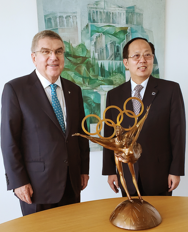中国奥委会主席、中国国家体育总局局长、北京冬奥会执行主席苟仲文向国际奥委会主席巴赫赠送雕塑《冬奥之约》。