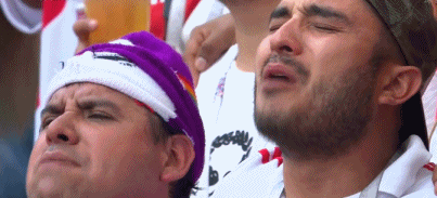 球迷与球员赛前唱国歌激动落泪