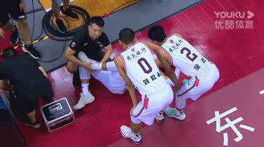 赵睿上篮落地时扭伤脚踝痛苦倒地 已下场治疗