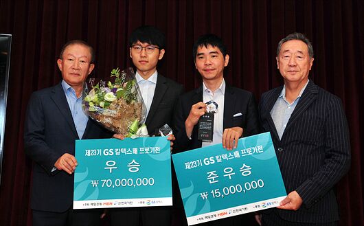 申真谞(左)继续排名韩国第一