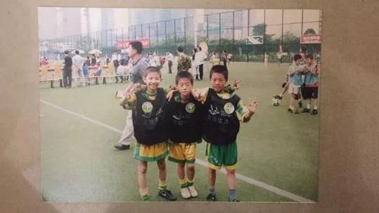 右数第一为幼年刘文锡