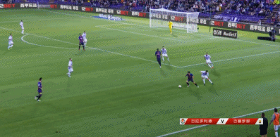 梅西得球后转移进攻方向