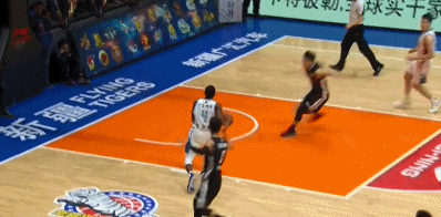 巴斯直接飞跃阿不都