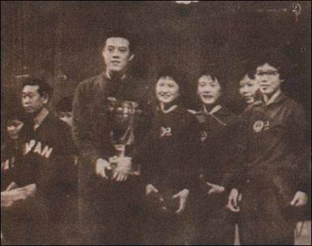 容国团率女队夺冠