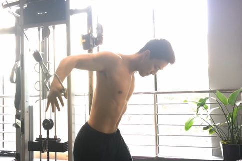 龙门架还只用来夹胸吗？健身动作图解