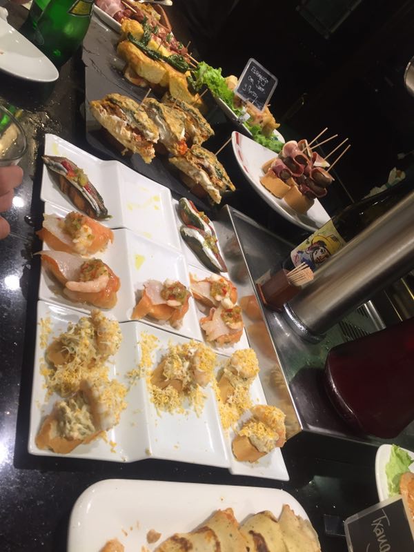 巴斯克美食pintxos，类似中国的串儿