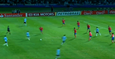 面对逼抢，脚腕一抖，穿裆过人