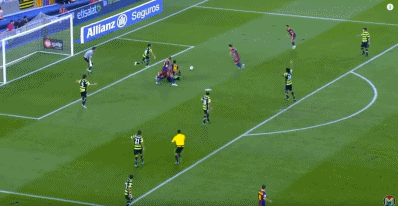 触球一瞬间完成“油炸丸子”过人