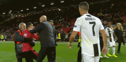 C罗示意安保人员“It's OK（没事的）”，并和小球迷合影