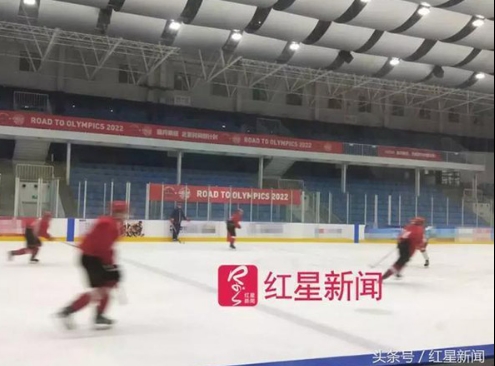 昆仑鸿星冰球俱乐部的队员在训练中，冰球场外挂着英文标语“前往2022奥运之路” 。 本文图片 红星新闻