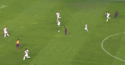 接球时突然踩球停球，躲过对手预判上抢