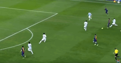 面对滑铲，脚下一磕，插入禁区