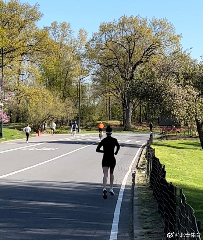 谷爱凌返美晒公园跑步照配文时差纽约晨练