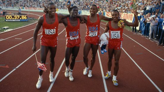 曾与卡尔-刘易斯并肩以创世界纪录成绩夺得世锦赛男子4x100米接力金牌的埃米特-金（左二）被枪杀