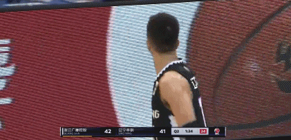 太想赢 郭艾伦失误怒吼队友全场眼神像要吃人 手机新浪网