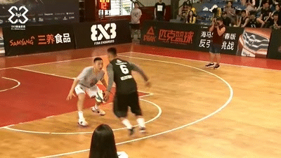 闫帅突破对抗后完成得分