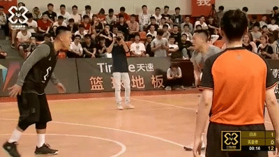 严密防守下迫使对手只能远投