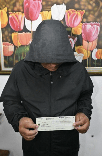 大奖得主领取支票