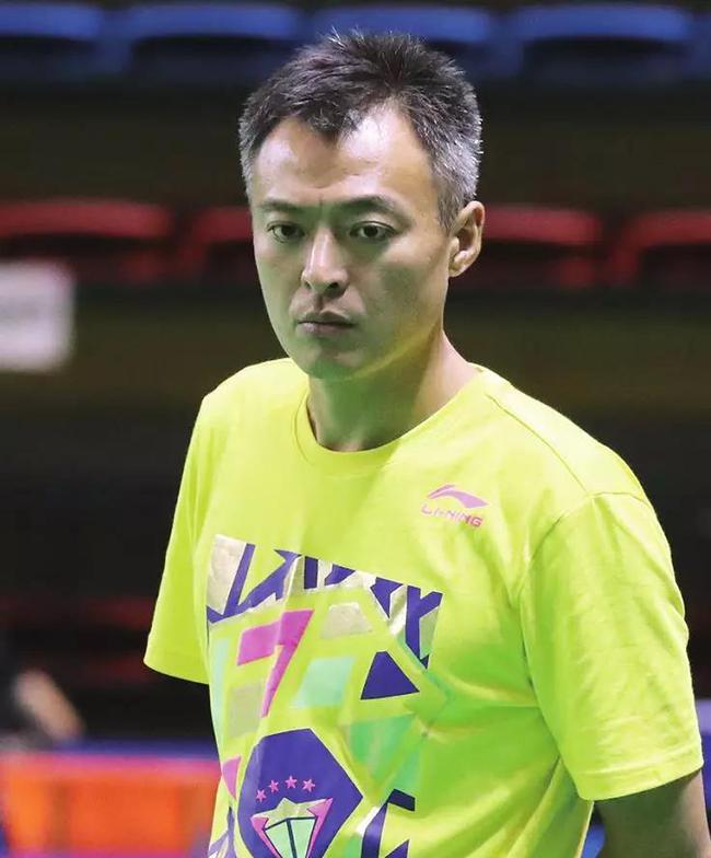 秦志戬精雕细琢出马龙满头白发没时间去染