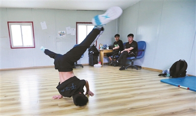 AirFlare俗称空中托马斯，是Breaking中的经典动作，这个动作在于子昂小的时候能很轻松地做出来，但因为中断了一年训练，而且这段时间身体发育，对于子昂来说是非常困难的动作。